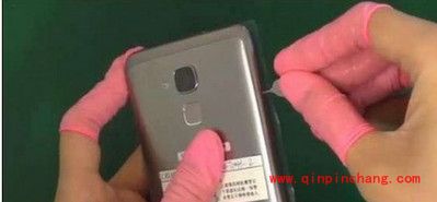 华为荣耀5C后盖怎么打开