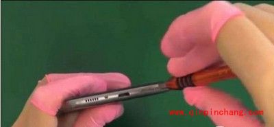 华为荣耀5C后盖怎么打开